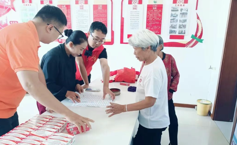 哈藥基金會深入佳木斯市樺南縣愚公村開展藥品捐贈活動